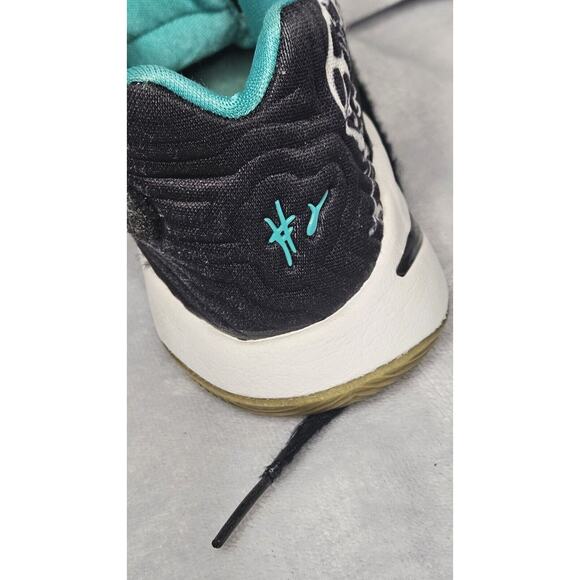 Nike Kyrie 2 Child Kids Skateboarding Shoes Black Jade Skulls Size 11C - Picture 8 of 8